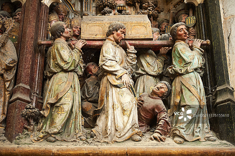 描绘圣菲尔明的哥特式雕塑，法国亚眠亚眠大教堂，联合国教科文组织世界遗产图片素材