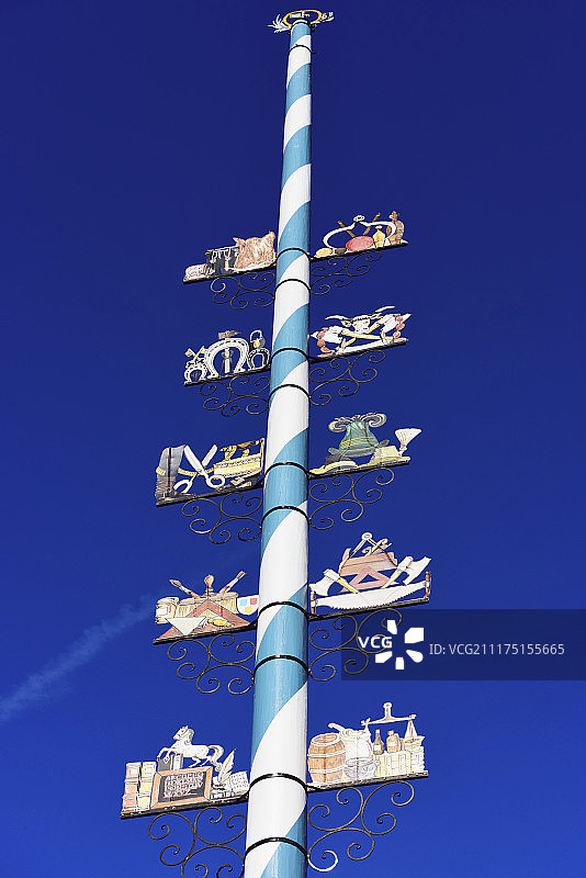 米斯巴赫的带有当地行业木制标志的五月柱，巴伐利亚，德国，欧洲图片素材