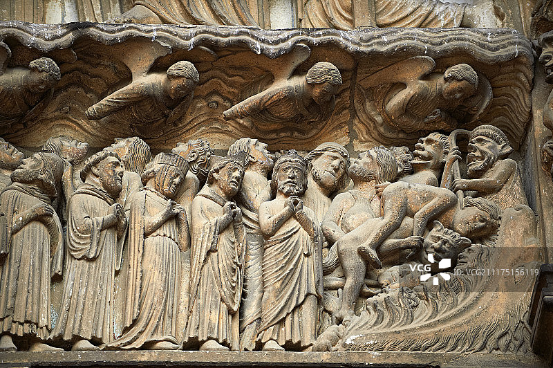 法国沙特尔南部门楣和过梁的中世纪哥特式雕塑,描绘了最后的审判(联合国教科文组织世界遗产)图片素材