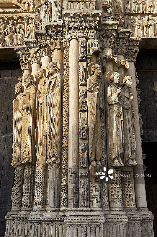 沙特尔大教堂西立面中央入口的哥特式雕像，联合国教科文组织世界遗产，法国图片素材