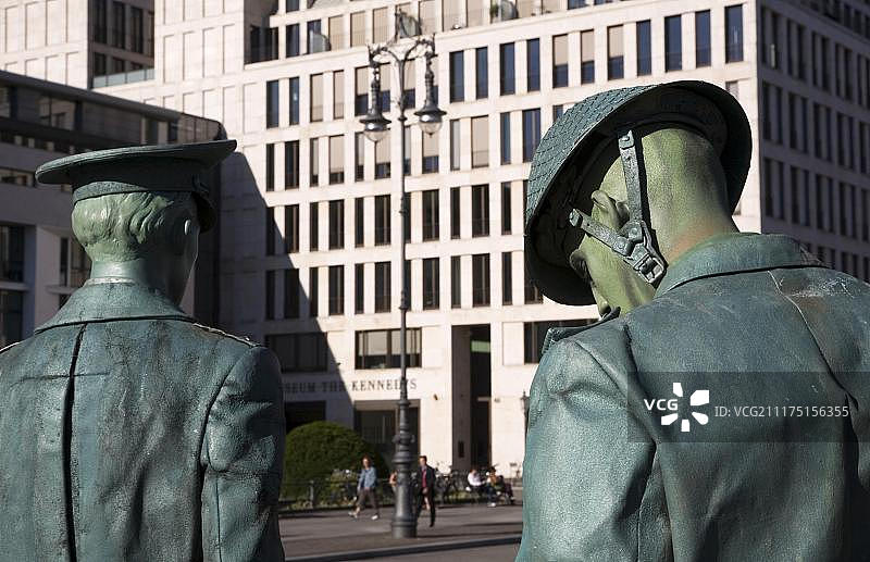 德国柏林勃兰登堡门前巴黎广场的街头艺术家图片素材