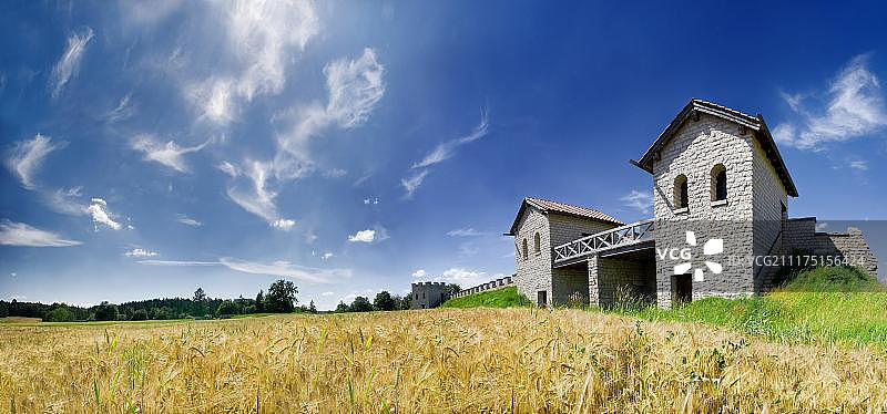 德国阿尔特米尔河谷自然公园：谷物田后的普芬茨罗马堡垒广角镜头图片素材