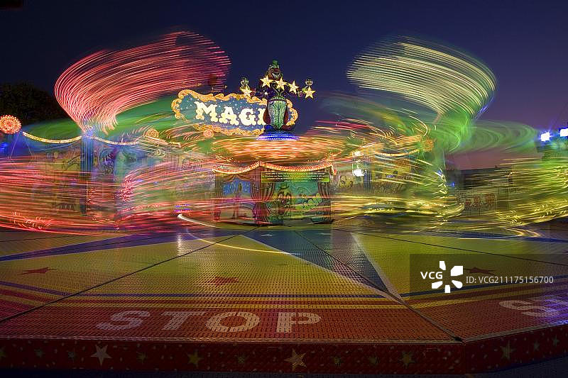 德国巴伐利亚州因戈尔施塔特秋季庙会嘉年华游乐设施图片素材