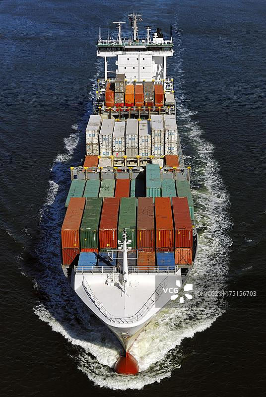 在德国石勒苏益格-荷尔斯泰因州基尔运河上的集装箱船图片素材