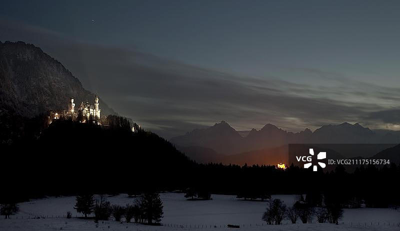 德国巴伐利亚新天鹅堡和高天鹅堡在傍晚的最后一道光芒中图片素材