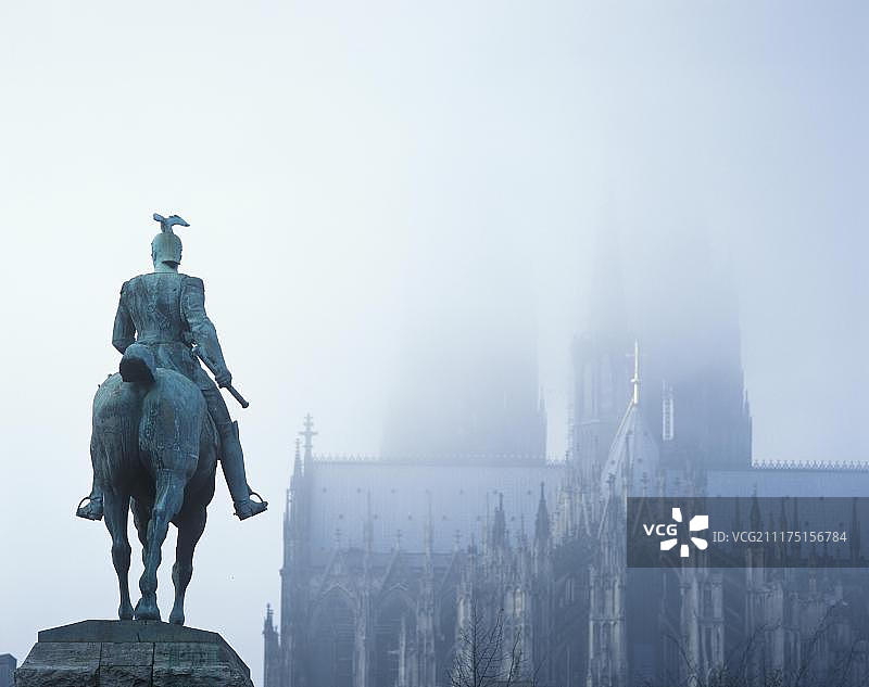 从霍亨索伦桥上看到的科隆大教堂的雾景，德国北莱茵-威斯特法伦州科隆图片素材