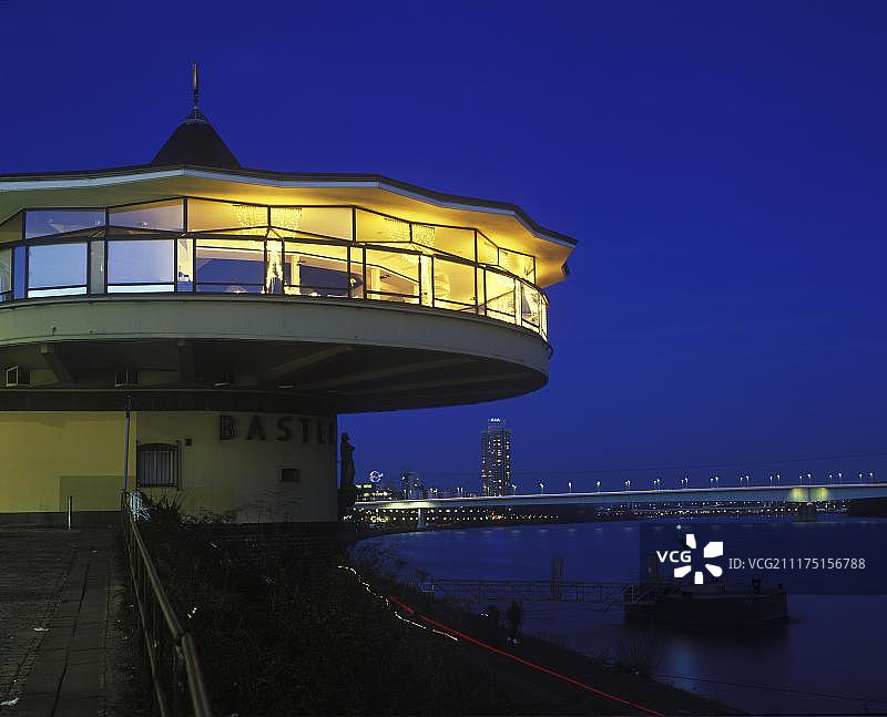 黄昏时分的巴斯泰餐厅和动物园桥，德国科隆图片素材