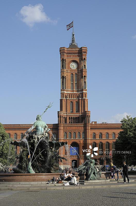 德国柏林红色市政厅和海神喷泉图片素材