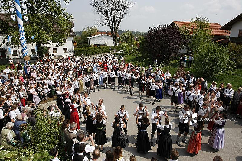 在欧拉斯堡的五月柱旁跳舞，欧拉斯堡社区，德国巴伐利亚州巴特特尔茨-沃尔夫拉茨豪森区图片素材