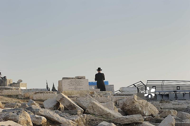 在耶路撒冷橄榄山犹太公墓进行晚祷的东正教犹太人，以色列，中东，亚洲图片素材