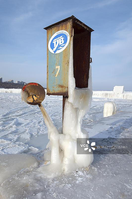 冰冷生锈的盒子和标志，冰冻的黑海，罕见景象，敖德萨，乌克兰，东欧，欧洲图片素材
