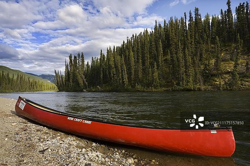 加拿大育空地区大鲑鱼河岸边的红色独木舟图片素材