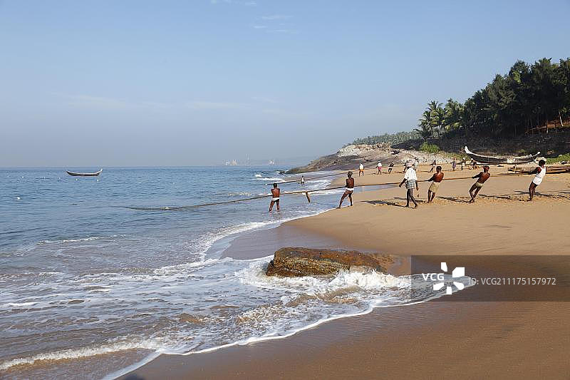 印度喀拉拉邦海滩渔民拉网图片素材