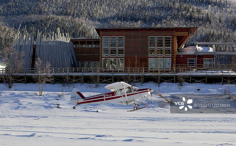 起飞的滑雪飞机：育空河风光图片素材