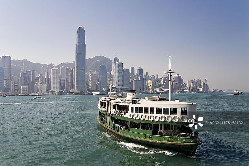 中国香港：天星小轮与香港岛天际线图片素材