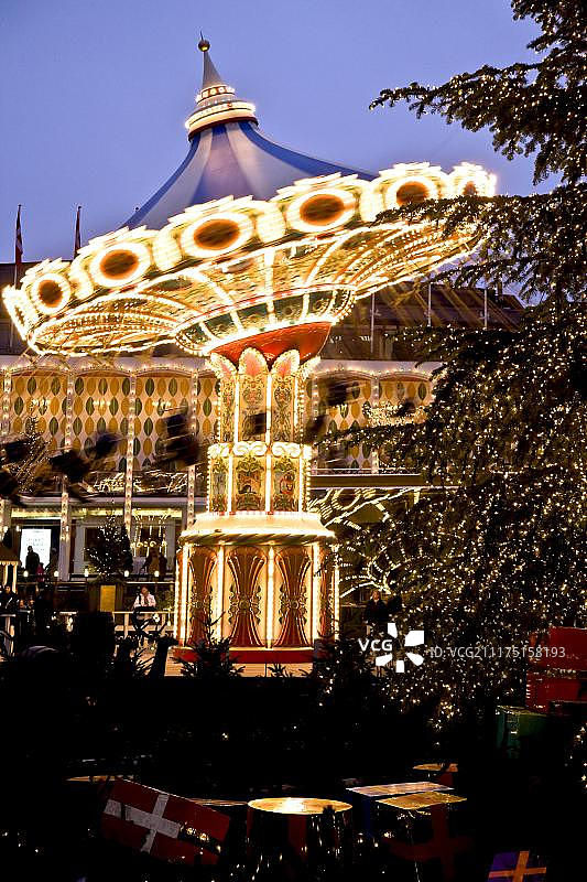 哥本哈根蒂沃利公园的圣诞装饰环岛图片素材