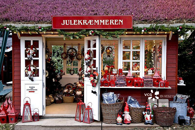 哥本哈根蒂沃利公园的圣诞装饰摊位图片素材