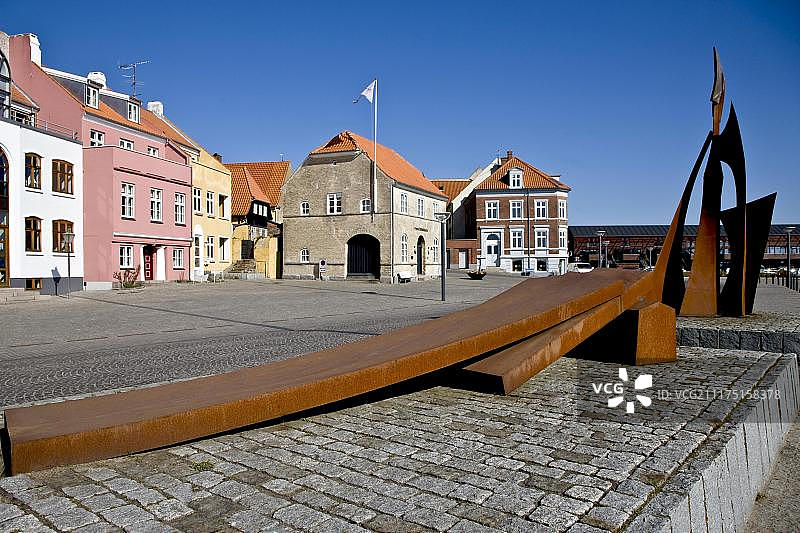 丹麦福堡港口的现代铁雕塑图片素材