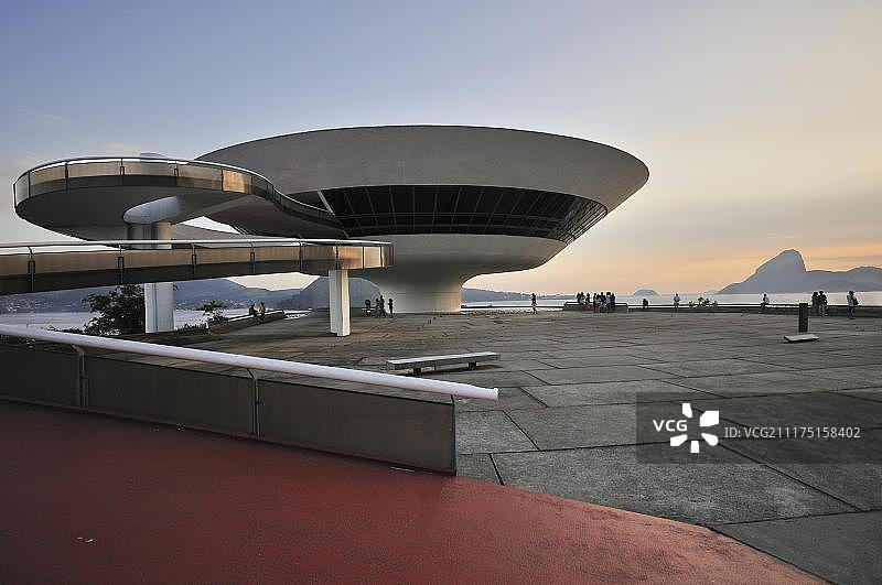 尼泰罗伊现代艺术博物馆，由奥斯卡·尼迈耶设计，俯瞰巴西里约热内卢糖面包山图片素材
