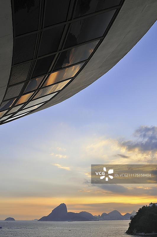 从尼泰罗伊当代艺术博物馆观看面包山，该博物馆由建筑师奥斯卡·尼迈耶设计，位于巴西里约热内卢尼泰罗伊图片素材