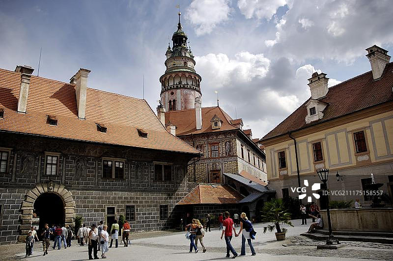 城堡，带塔楼的庭院，位于欧洲捷克克鲁姆洛夫，联合国教科文组织世界遗产图片素材