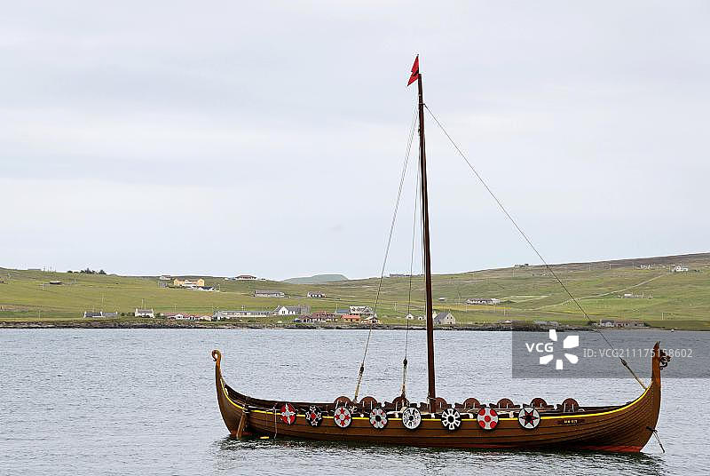 位于英国设得兰群岛勒威克港的维京船图片素材