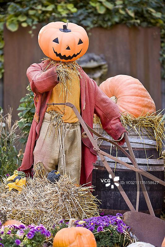 哥本哈根蒂沃利公园的万圣节稻草人图片素材
