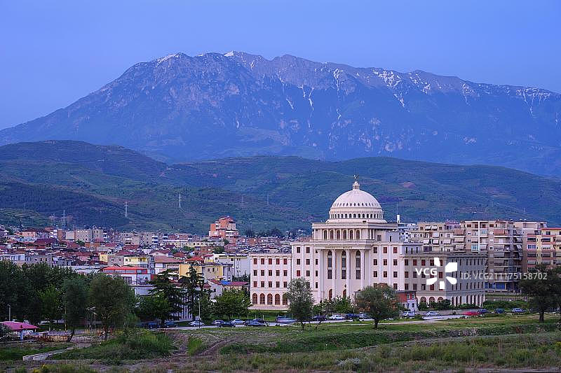 黄昏时分的培拉特大学，托莫尔山，阿尔巴尼亚培拉特州，欧洲图片素材