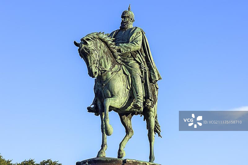 1871年落成的弗里德里希·弗朗茨二世马术纪念碑，位于德国梅克伦堡-西波美拉尼亚州什未林宫公园图片素材