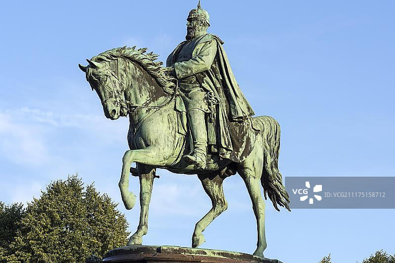 1871年落成的弗里德里希·弗朗茨二世马术纪念碑，位于德国梅克伦堡-西波美拉尼亚州什未林宫公园图片素材