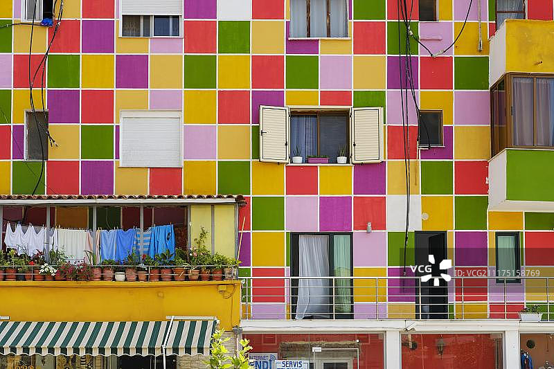 阿尔巴尼亚迪夫亚卡的彩色房屋外墙图片素材