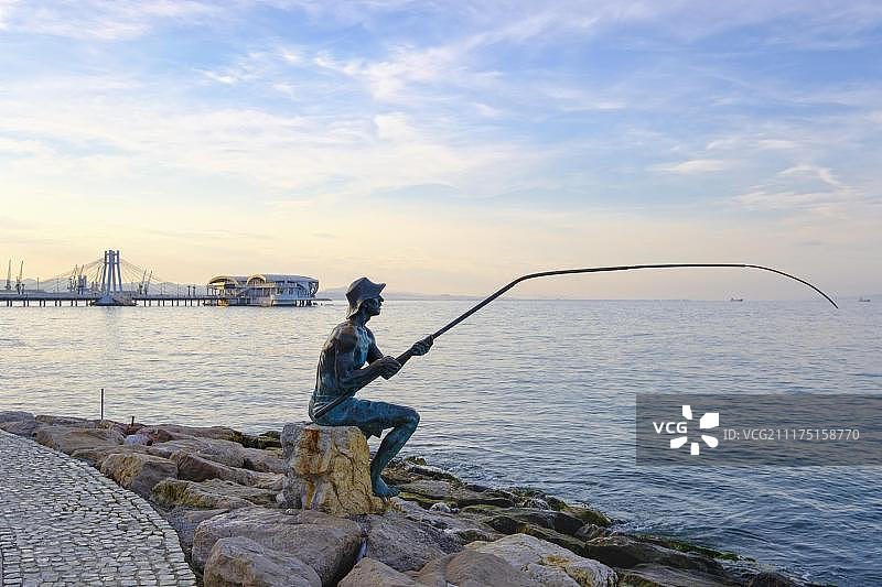 都拉斯海滨的青铜渔夫雕像，阿尔巴尼亚，欧洲图片素材