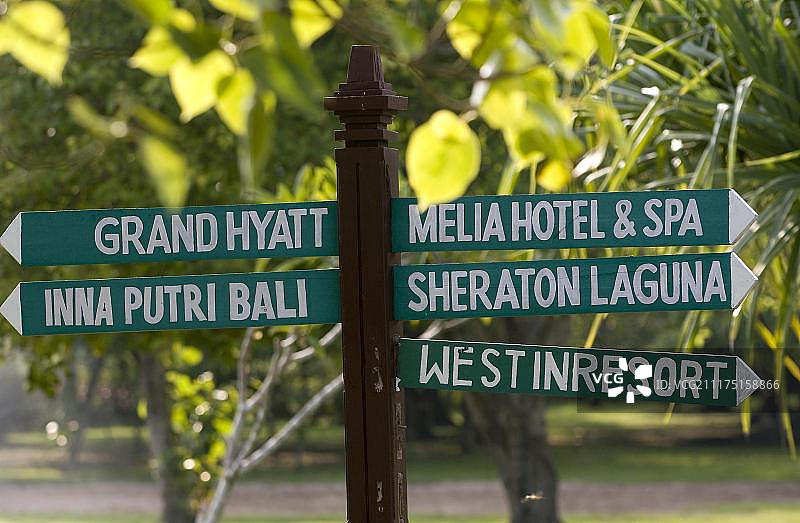 印度尼西亚巴厘岛努沙杜瓦海滩凯悦和喜来登酒店路标图片素材