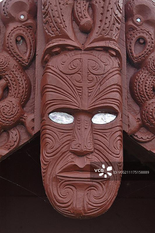 在新西兰罗托鲁瓦奥希内穆图毛利村会议室上的木雕图片素材