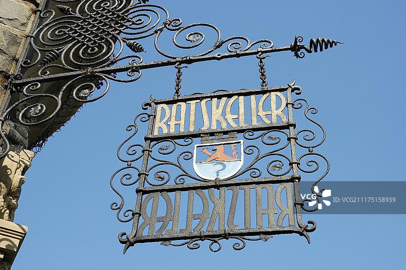 Ratskeller锻铁标志，纹章动物贝吉施雄狮，德国北莱茵-威斯特法伦州伦沙伊德图片素材