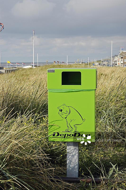 荷兰南荷兰省卡特wijk aan Zee沙丘中用于处理狗粪的绿色垃圾桶图片素材
