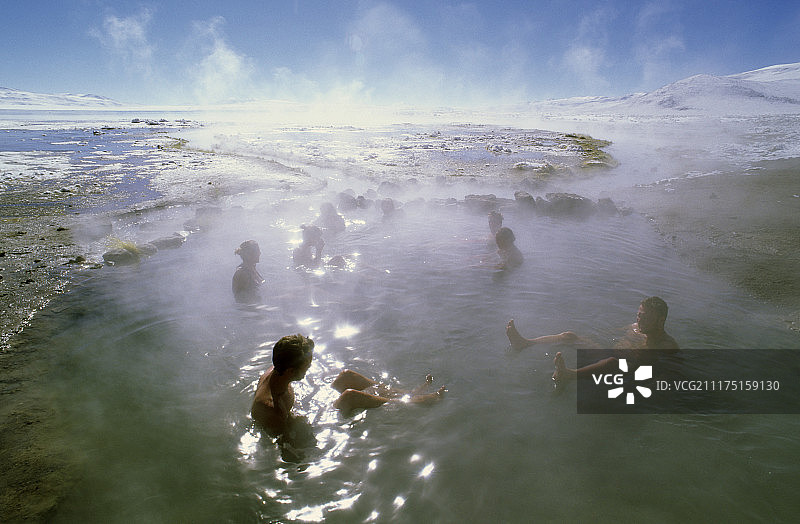 玻利维亚波托西Laguna Salada盐湖温泉浴游客图片素材