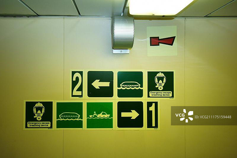 比利时安特卫普港货船上的救生艇指南图片素材