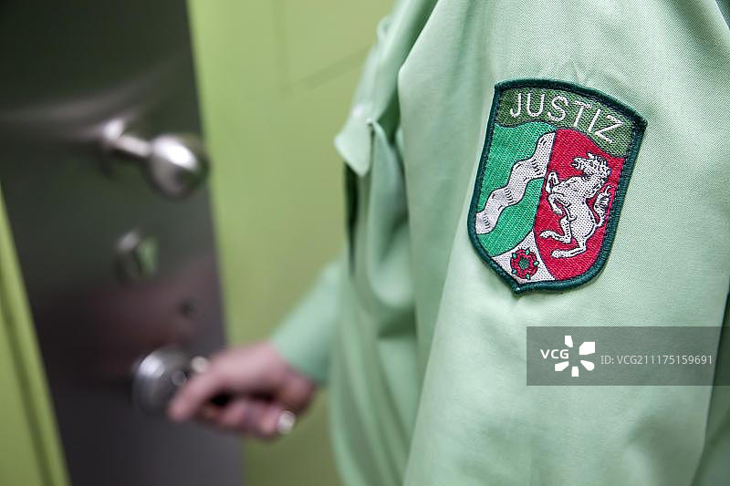 德国北莱茵-威斯特法伦州杜塞尔多夫监狱，狱警打开牢房图片素材