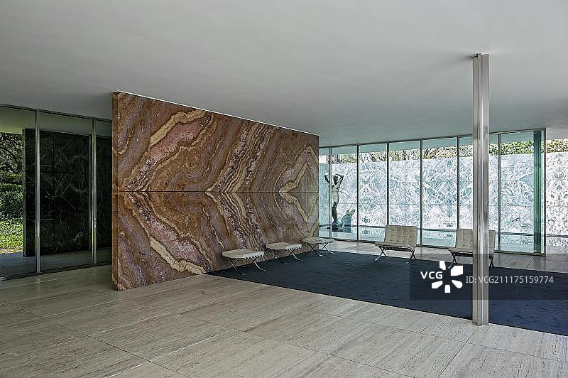 巴塞罗那馆与巴塞罗那椅，建筑师路德维希·密斯·凡德罗，西班牙巴塞罗那图片素材