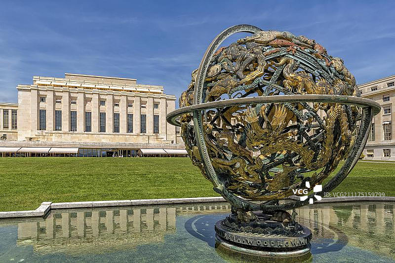 联合国日内瓦办事处前的威尔逊地球仪，瑞士，欧洲图片素材