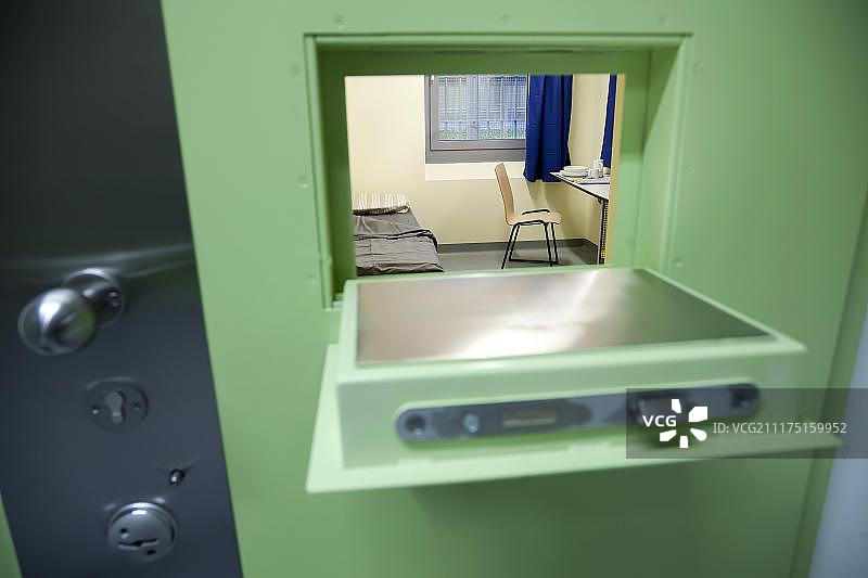 透过监狱牢房的舱口看，德国北莱茵-威斯特法伦州杜塞尔多夫监狱图片素材