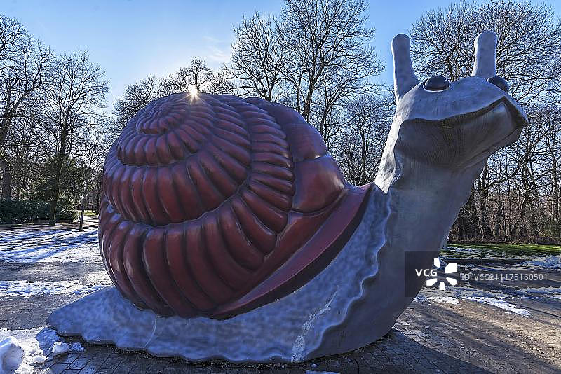 艺术家Jason Rhoades和Paul McCarthy创作的甜蜜棕色蜗牛雕塑，德国慕尼黑交通中心图片素材