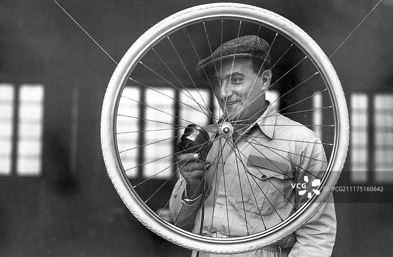 手工艺品：1920年代在德国骑自行车的男子（具体地点未知）图片素材