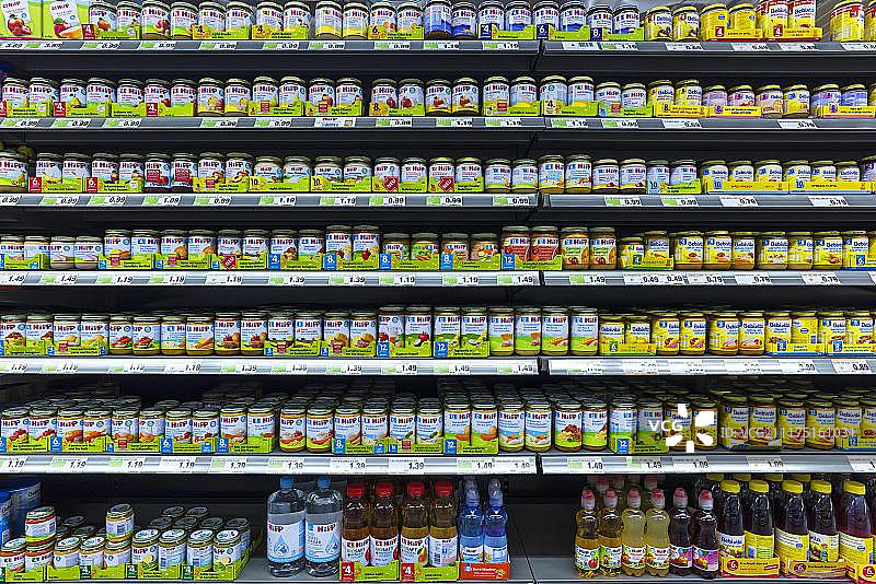 德国超市货架上的婴儿食品图片素材