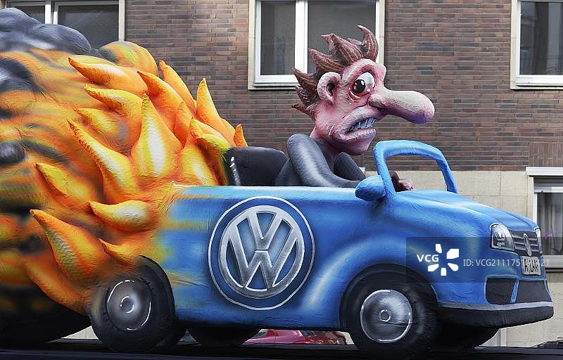 大众汽车尾气门：燃烧的汽车与实验猴图片素材