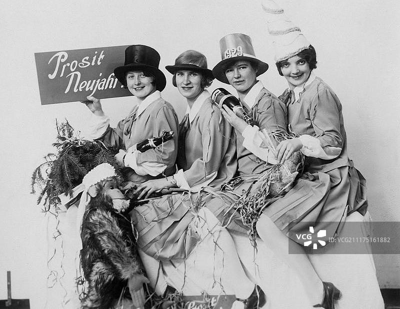 1929年德国，四个女人庆祝新年图片素材
