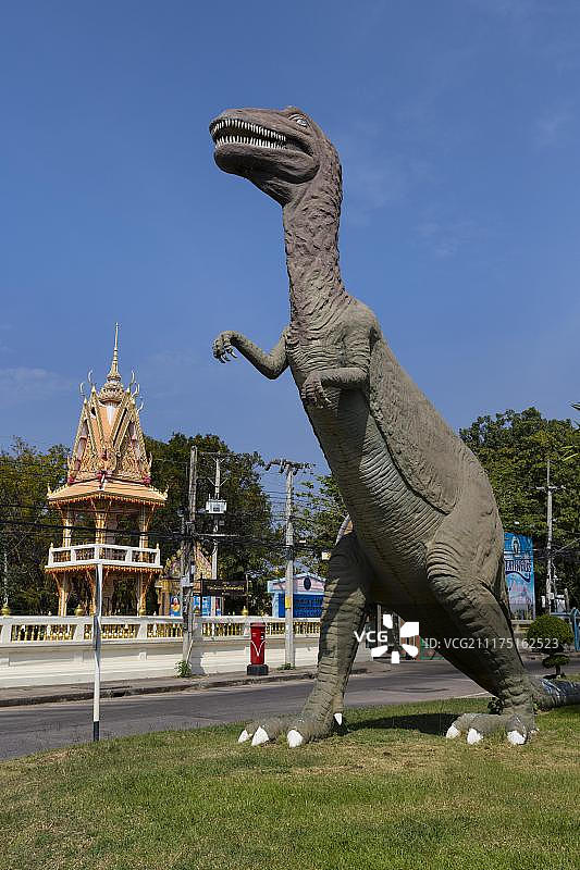 泰国依善府加拉信村口的恐龙雕塑图片素材