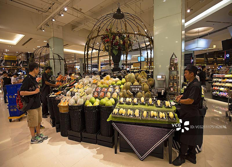 泰国曼谷暹罗百丽宫购物中心的美食市场水果摊位图片素材