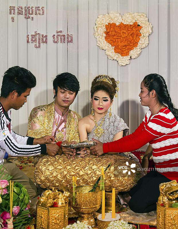柬埔寨蒙多基里省森莫诺隆传统婚礼现金礼品图片素材